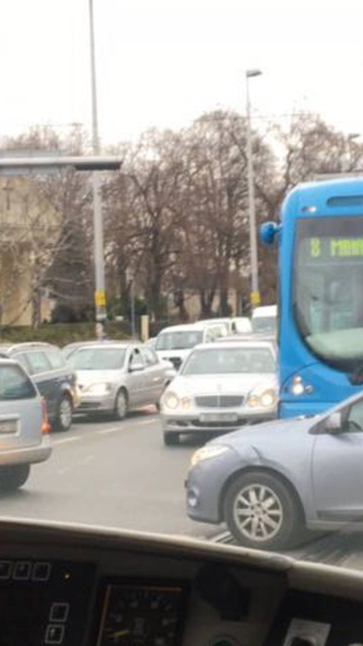 Prometni kaos u Zagrebu: Kvar na semaforu prouzročio kolaps