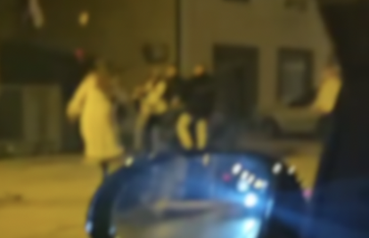 VIDEO Makljaža u Sesvetama: Sudarila se dva auta, 'poletjele' i šake. Jedan čovjek je u bolnici