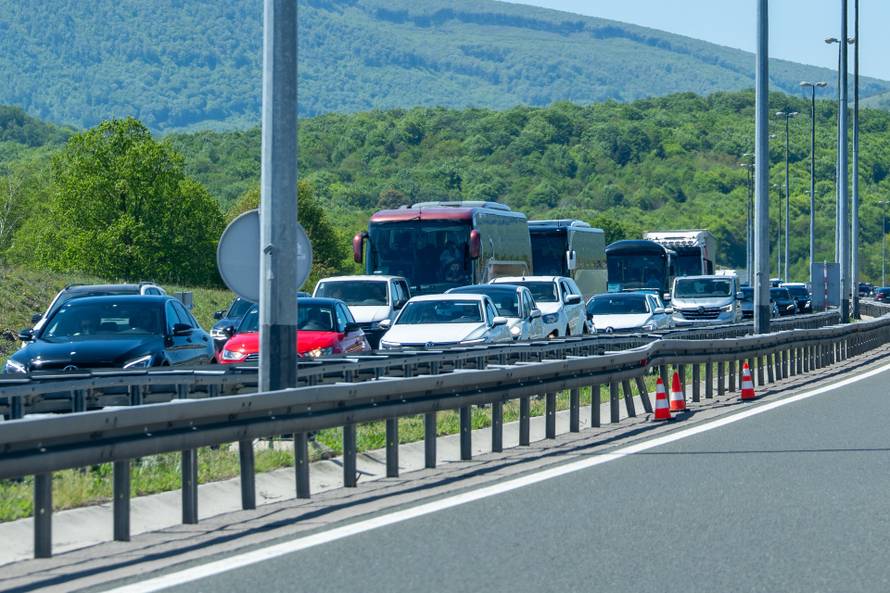 Gužva na A1 između Žute Lokve i Otočca, kolona oko 2 kilometra