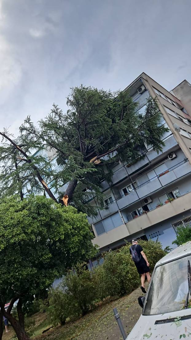 FOTO Split kao nakon tornada! Ovo je prognoza za danas: Za tri regije upalili alarm zbog oluje