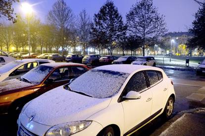 Napadao snijeg u Zagrebu i okolici, čeka vas čišćenje auta! Evo kakvo je stanje na cestama