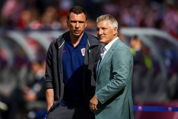 Berlin: Nogometaši u inspekciji terena uoči početka utakmice između Španjolske i Hrvatske