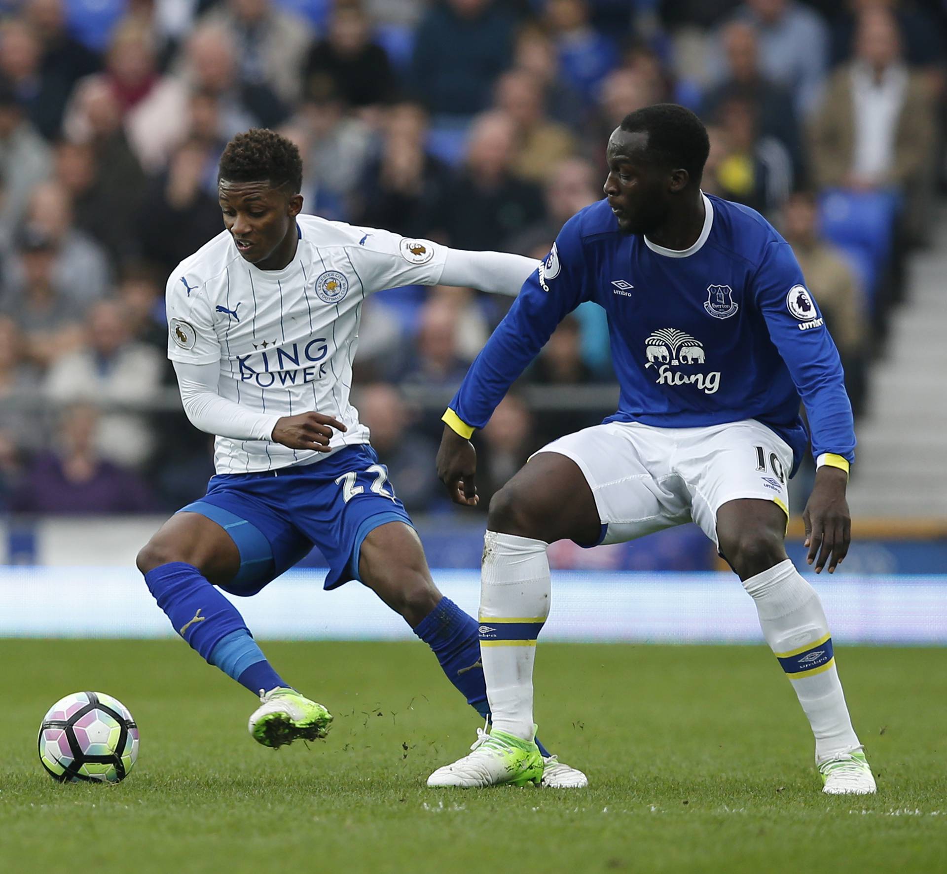 Leicester City's Demarai Gray in action with Everton's Idrissa Gueye and Romelu Lukaku