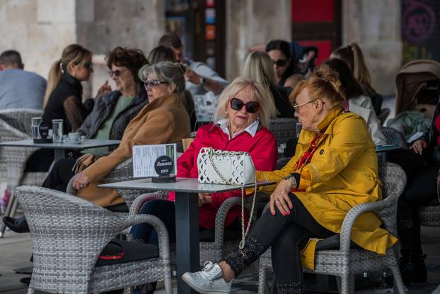 Split: Sunčano i toplo poslijepodne građani proveli na rivi