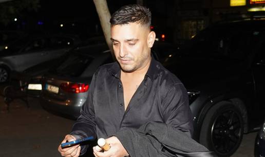 Staklo posvuda, uništena su i vrata: Evo kako izgleda bus u koji se zabio pjevač Darko Lazić