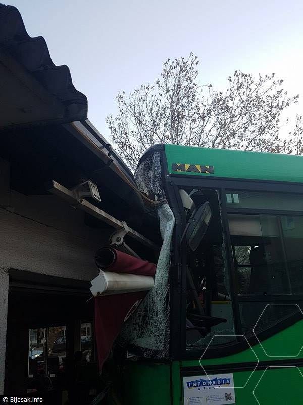 Autobusom se zaletio u kafić: 'Samo sam čuo kako je puklo'
