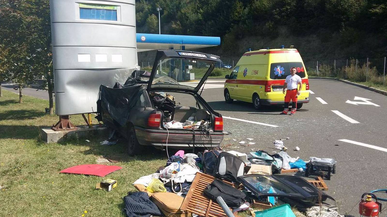 Vozač poginuo na mjestu: Auto izletio s ceste i zabio se u stup