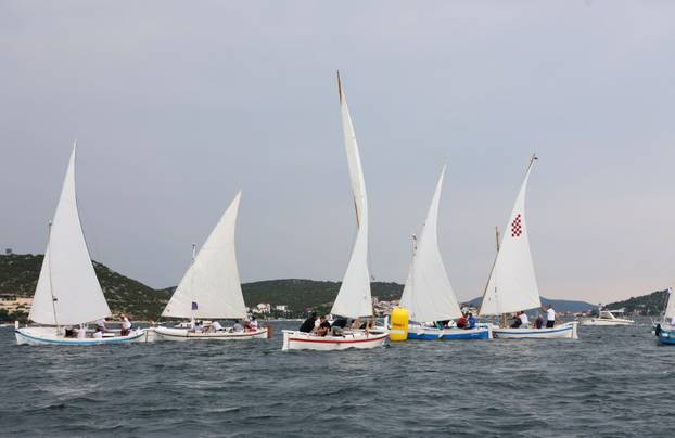 FOTO Čuvari stoljetne tradicije: Drveni brodovi utrkivali se na 'Regati za dušu i tilo' u Betini
