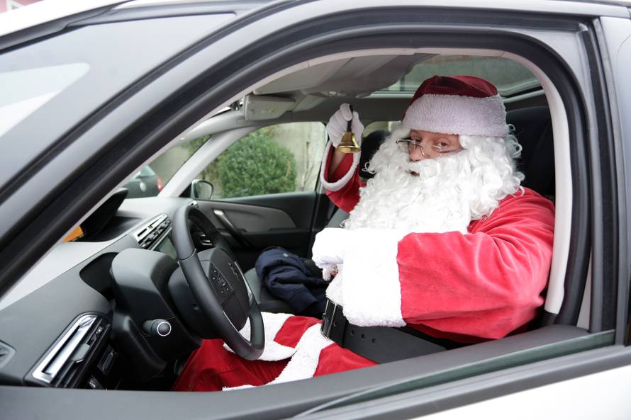 Pokloni i smijeh obilježili djedičin posjet Kući ljubavi