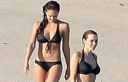 Jessica Alba u bikiniju na plaži pokazala seksi tijelo