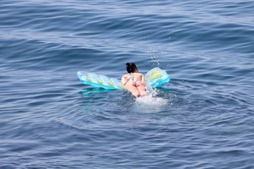 Rijeka: Kupači uživaju u kupanju i sunčanju na plaži Ploče na Kantridi