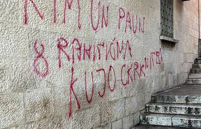 FOTO Vandalizam u Makarskoj: Netko je ispisao zidove i nacrtao kukasti križ za gradonačelnika