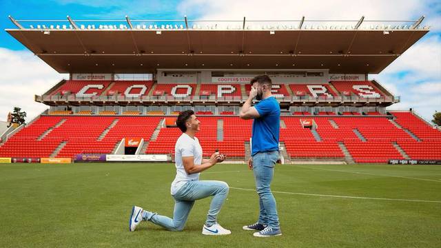 Gej nogometaš iz Australije se zaručio na travnjaku stadiona: 'Na mjestu gdje je sve počelo'