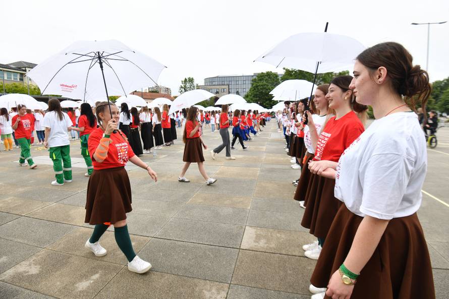 Varaždin: Stotinu maturanata varaždinskih srednjih škola plesalo tradicionalnu Quadrillu