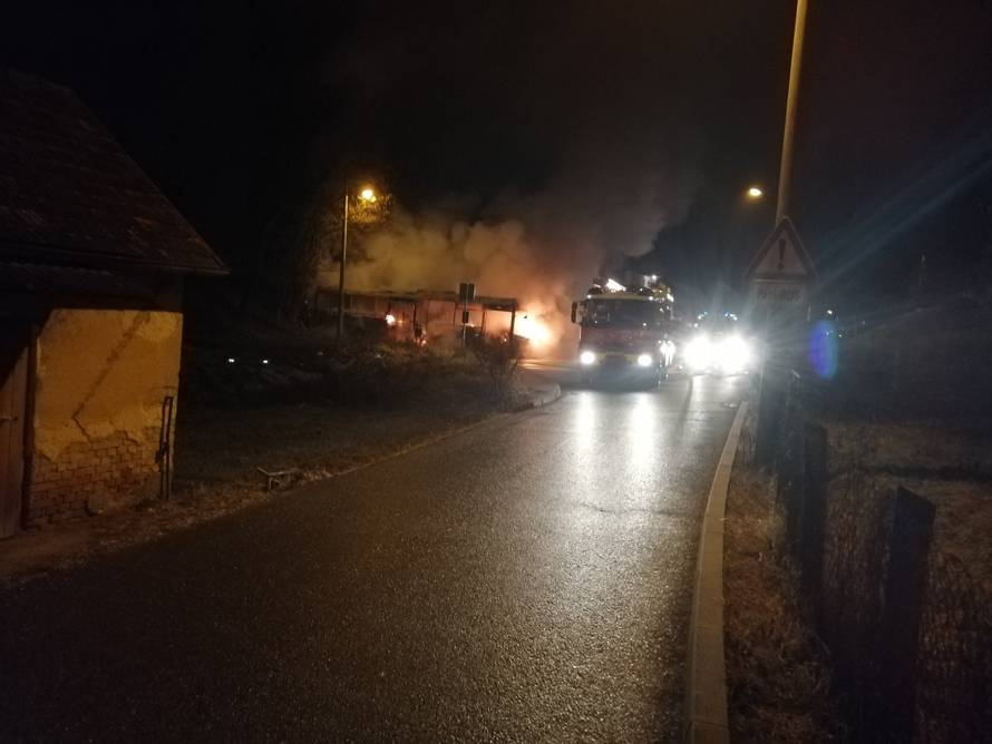 Na Šestinama je izgorio bus ZET-a: Vozač se nagutao dima