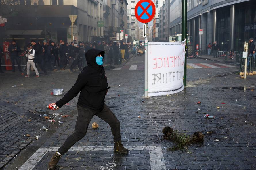 Farmers rally in a large-scale protest in Brussels as leaders meet in EU summit