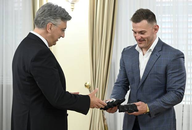 Zagreb: Andrej Plenković uručio Domovnicu Stipi Miočiću i njegovoj obitelji