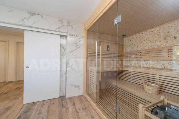 FOTO Privatna plaža i infinity bazen: Moderna vila blizu Zadra prodaje se za 3 milijuna eura