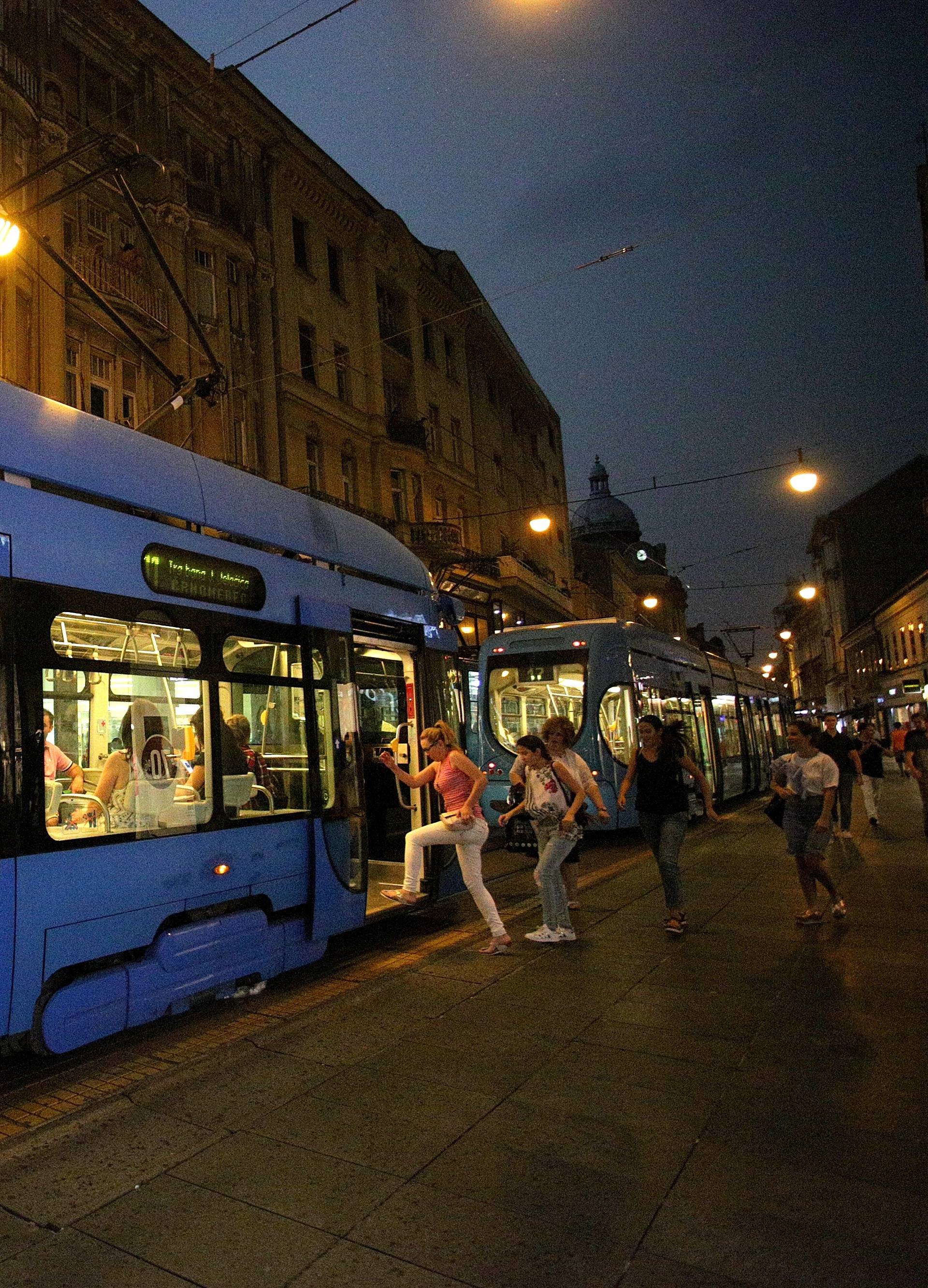 Jak vjetar čupao stabla, valovi u Selcu napola potopili brodicu