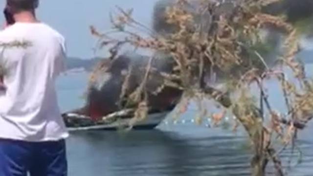 Drama u Bibinjama: Zapalio se gliser, vlasnik je skočio u more