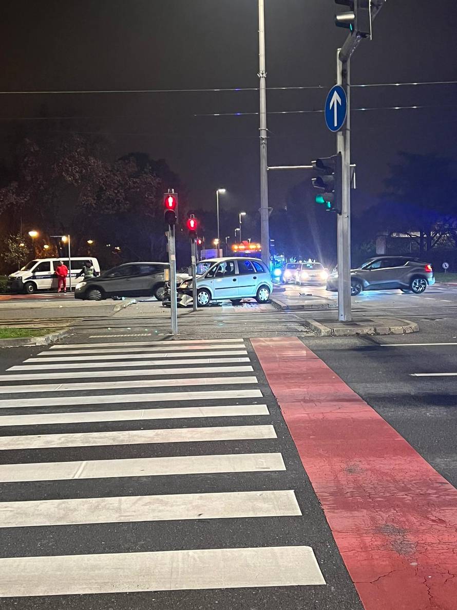 VIDEO Teška nesreća u Zagrebu: Sudarila se dva vozila, kola Hitne pomoći završila na boku
