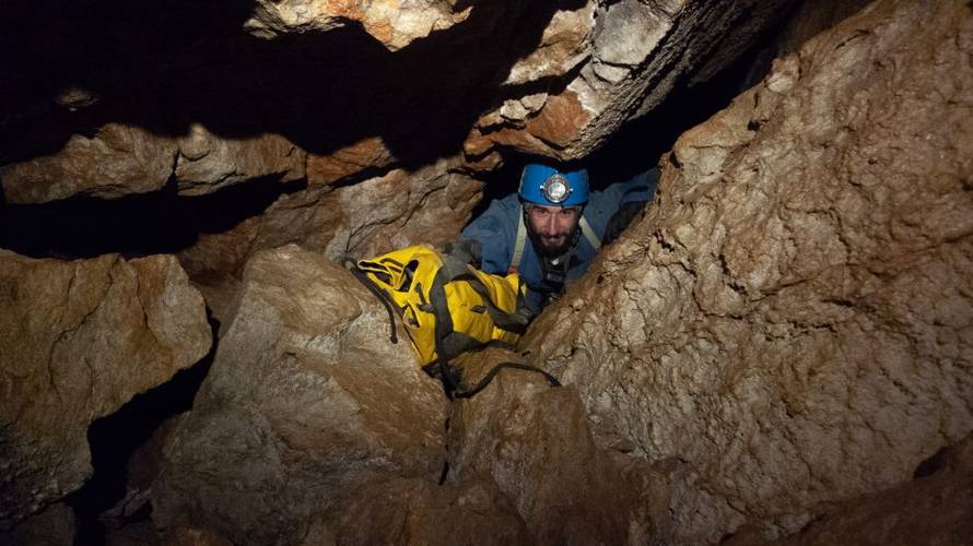 Andrea (16) iz MIOC-a ispituje ima li mikroplastike u vodi iz spilja koju joj donose speleolozi