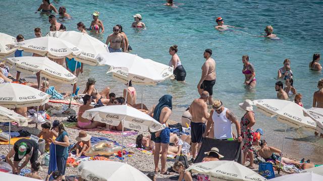 Dubrovnik: Mnogobrojni turisti odmaraju u gradu u hladu ili na plaži