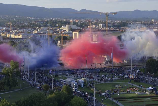 Zagreb: Vojni mimohod završio uz veličanstveni pirotehnički šou 