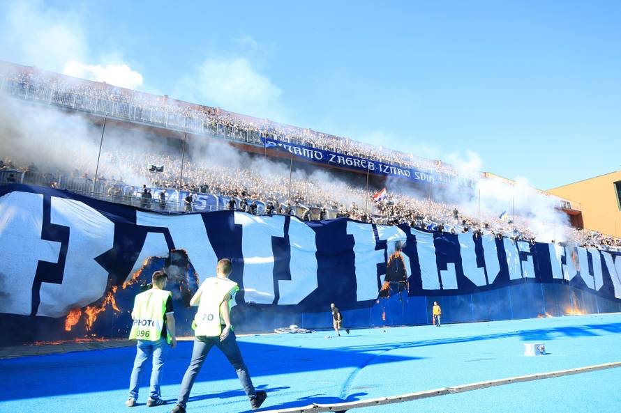 Torcida zapalila veliki transparent Bad Blue Boysima