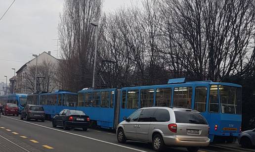 Kaos u Zagrebu: Sudar auta i tramvaja, nastale velike gužve