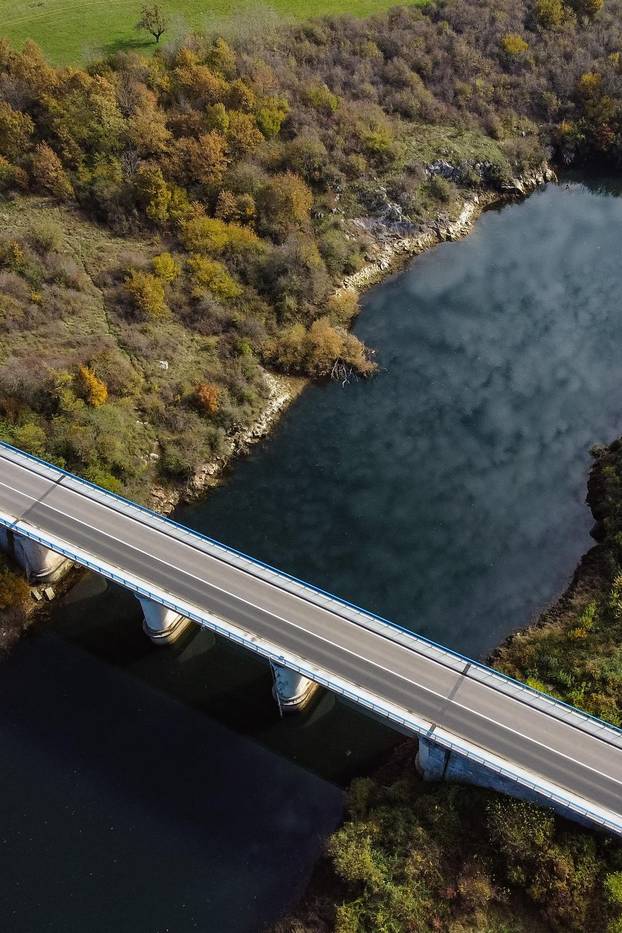 Pogled iz zraka na predivnu rijeku Liku u jesen koja osvaja na prvi pogled