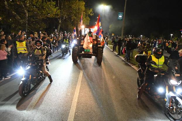 Veliki broj građana u Novom Sadu, dočekuje studente