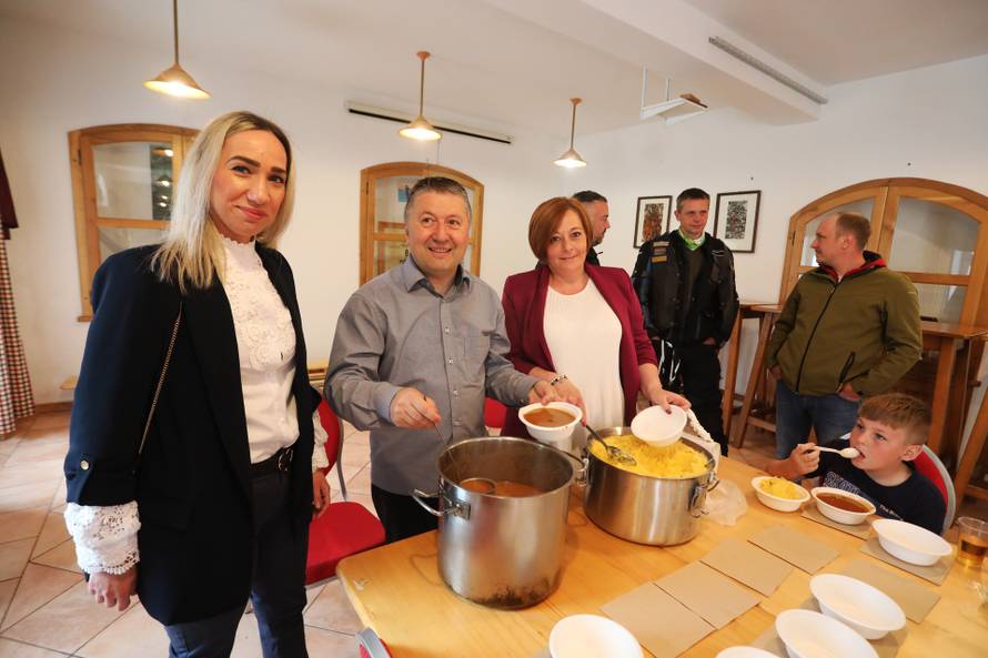 Čabar: Predizborni skup Ivice Križa, svećenika koji je napustio službu kako bi se kandidirao za gradonačelnika