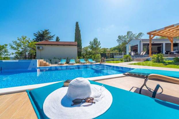 FOTO Privatna plaža i infinity bazen: Moderna vila blizu Zadra prodaje se za 3 milijuna eura