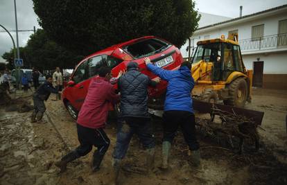 U velikim poplavama na jugu Španjolske poginulo 8 ljudi