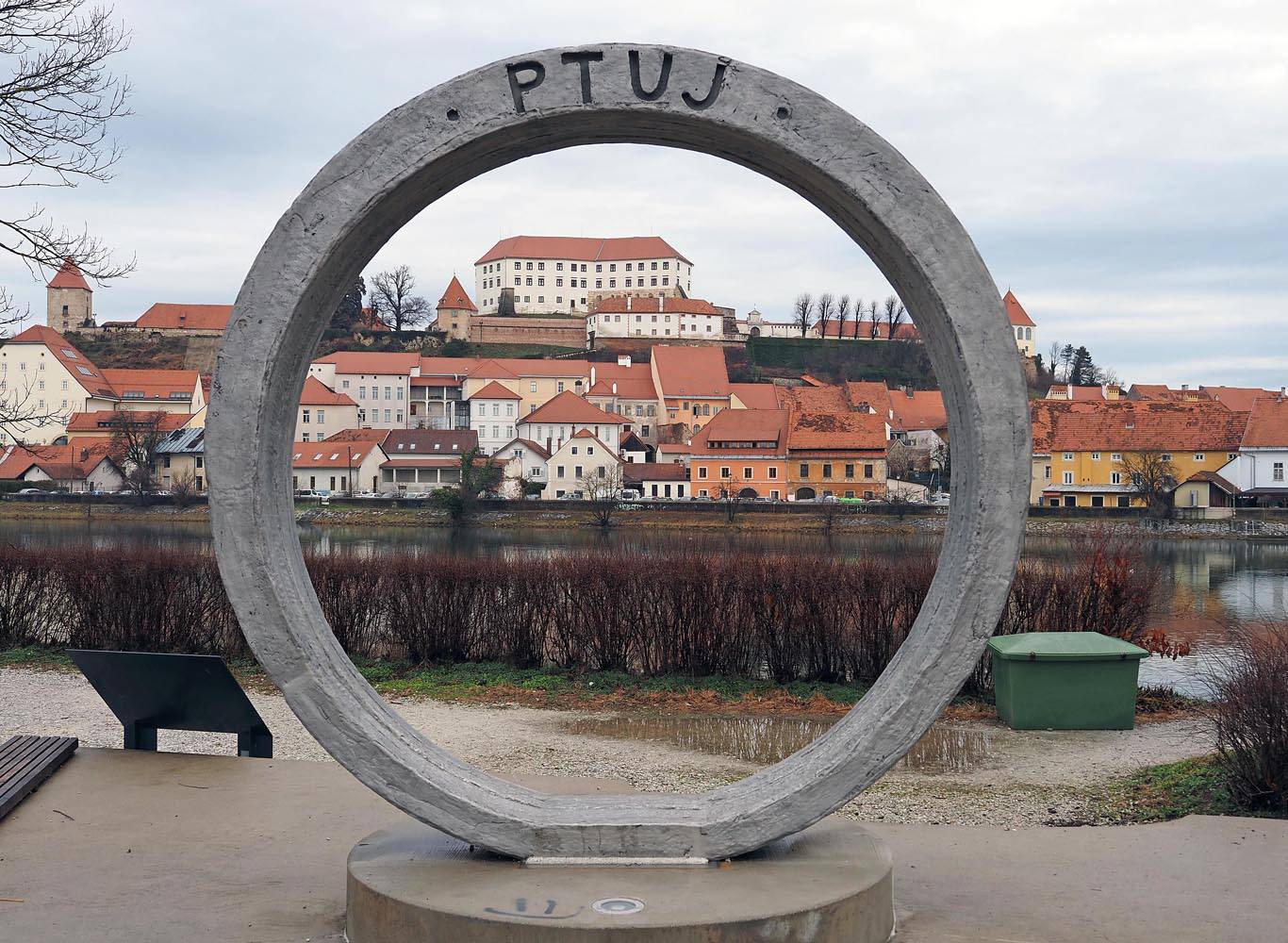 U Ptuju je najstarije europsko kino, vino se kuša u tunelima, a proljeće slavi veselim maskama