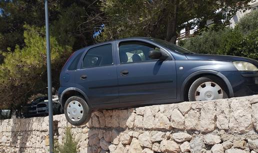 FOTO 'Nemoš tu parkirat'! Auto na pola visio blizu plaže kod Omiša: Malo se zanijela očito...