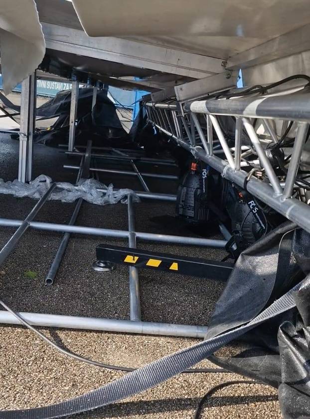 Galerija maksimirskog kaosa! Razbijeni prozori, prevrnuti WC, pokidani panoi, voda u tunelu...