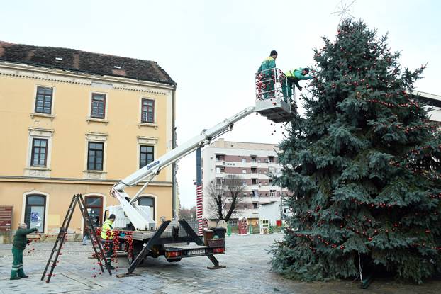 Sisak: Ukrašavanje božićnog drveta u središtu grada