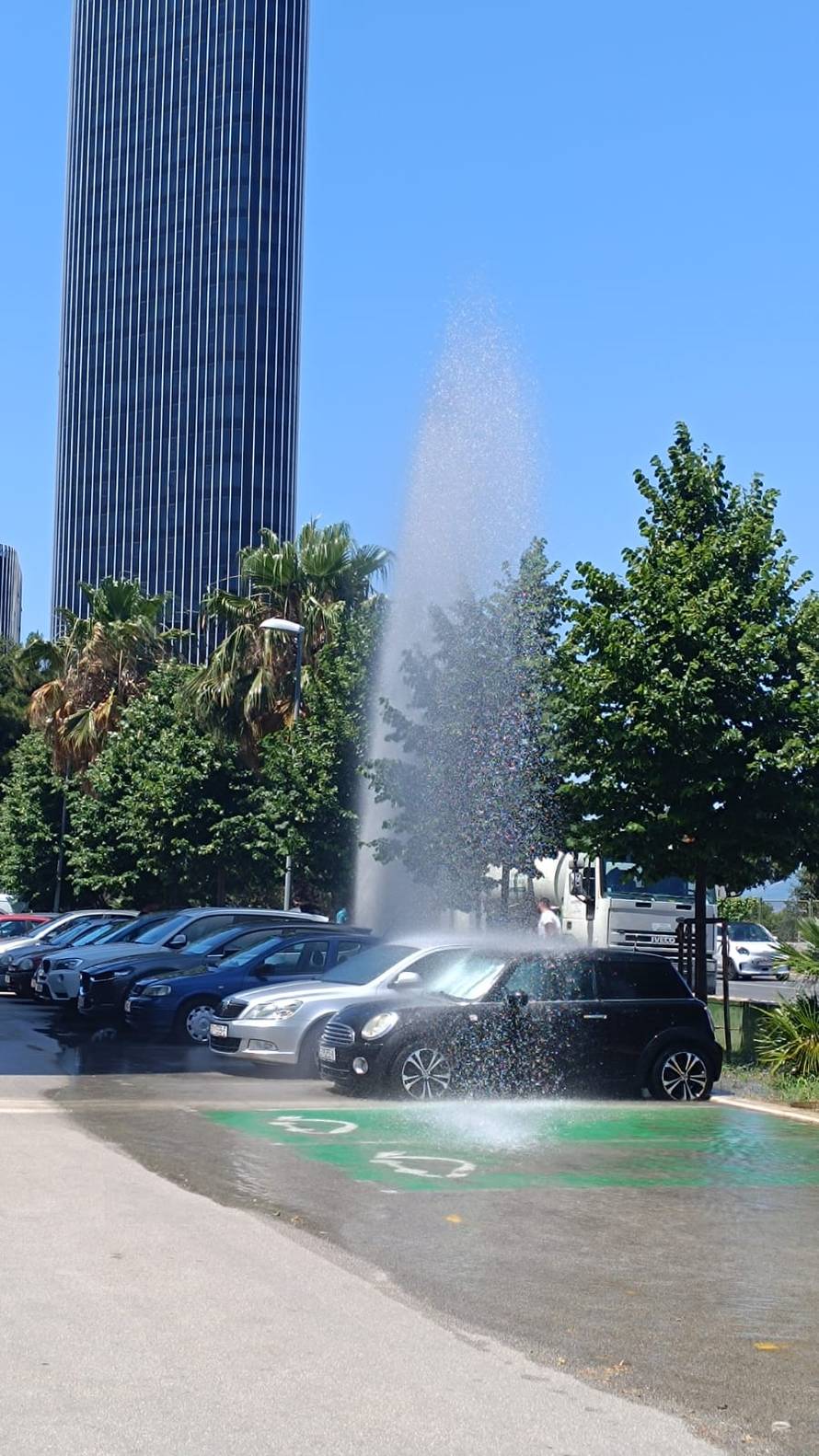 VIDEO Vodoskok u Splitu zbog hidranta: 'Barem je oprao aute, voda je šikljala 15 metara u vis'