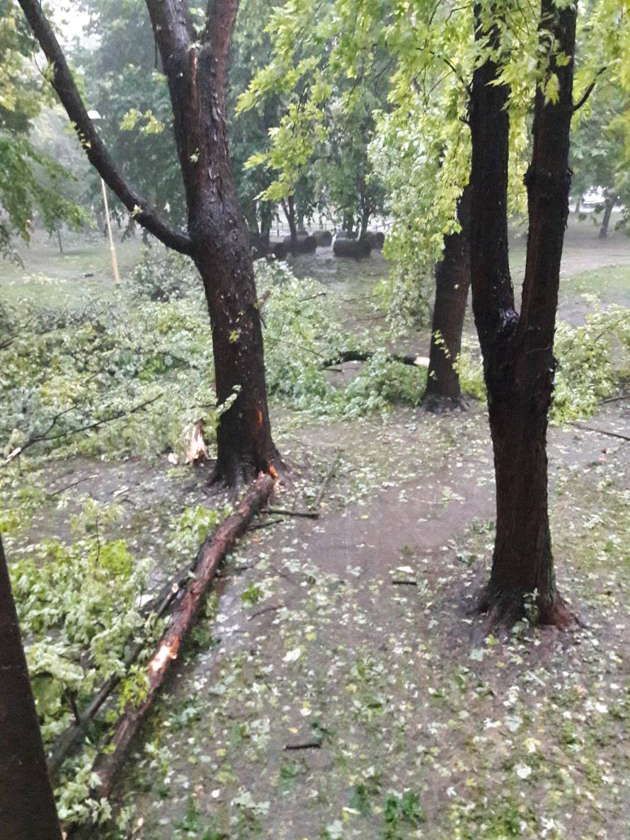 Nevrijeme rušilo stabla, nosilo krovove, kiša poplavila ulice