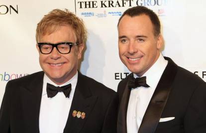 Elton John i njegov partner David Furnish postali roditelji