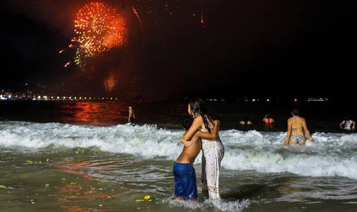 VIDEO Spektakularni vatromet obasjao je plažu Copacabana i 2 milijuna rasplesanih posjetitelja