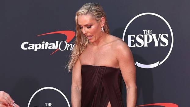 FOTO Bolje barata skijama nego haljinom. Provirile su joj gaćice