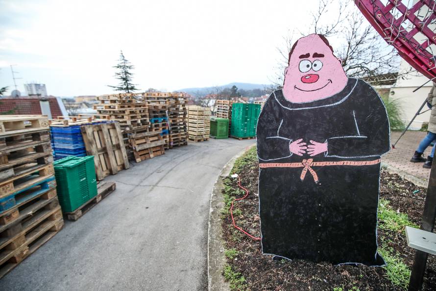 Zagreb: Podijela toplih obroka na Svetom duhu