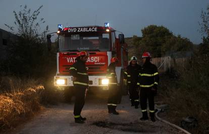 Požari bukte diljem Dalmacije, najviše na Šibenskom području:  Kod Promine još uvijek gori...