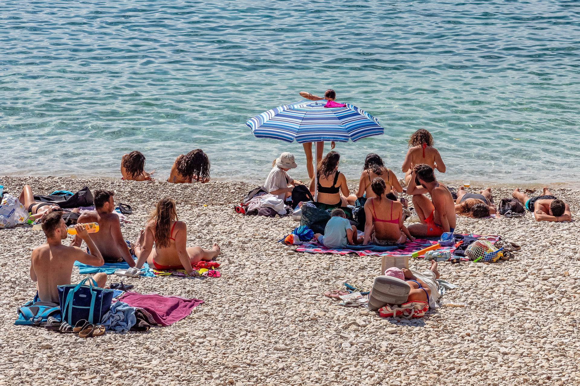 Pula: S prvim zrakama sunca nakon kiše, kupači se vratili na plaže