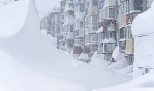 FOTO Kam&ccaron;atku zatrpao snijeg.  Kopaju tunele da mogu iza&cacute;i iz zgrada: 'Nikad nije bilo ovako'