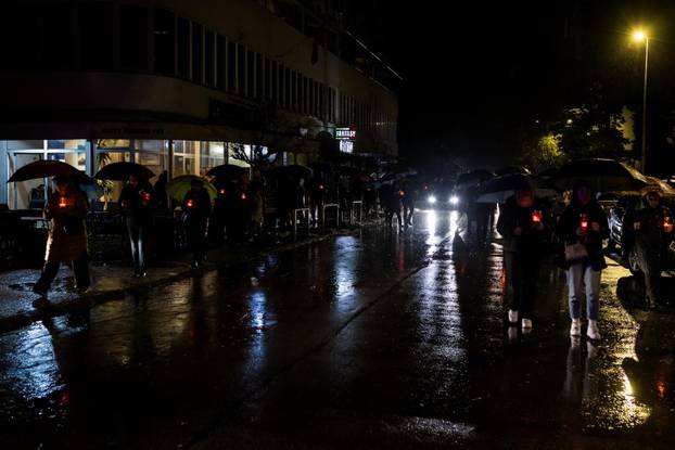 Mostar: Stotine građana okupilo se u Vukoavrskoj ulici i zapalilo svijeće za Vukovar
