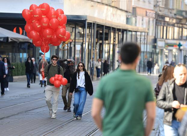 Cvijeće u rukama znak je obilježavanja Međunarodnog dana žena